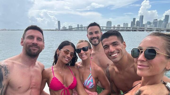 তবে তিনি একা নন, সঙ্গী হিসাবে স্ত্রী আন্তোনেলা তো রয়েইছেন। রয়েছেন আরেক তারকা ফুটবলার তথা মেসির দীর্ঘদিনের বন্ধু লুইস সুয়ারেজ এবং তাঁর স্ত্রীও।