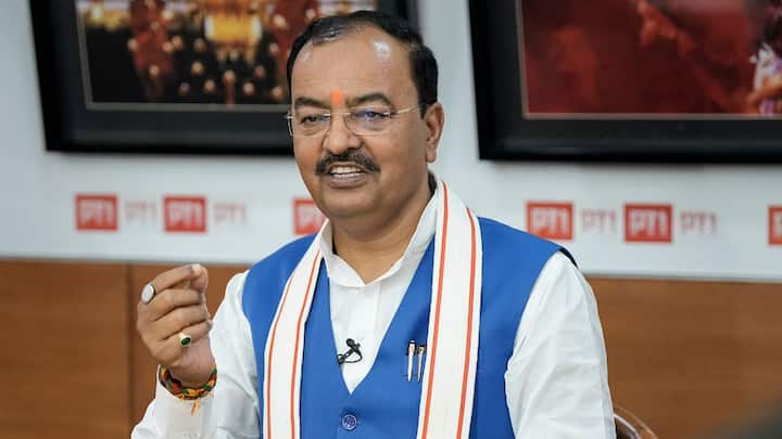 दरअसल, केशव प्रसाद मौर्य ने अपर मुख्य सचिव नियुक्ति और कार्मिक को एक पत्र लिखा है. उन्होंने कार्मिक विभाग के अधिकारियों से आउटसोर्सिंग या संविदा पर कार्यरत कुल अधिकारियों और कर्मचारियों को मिले आरक्षण का ब्योरा मांगा गया है.