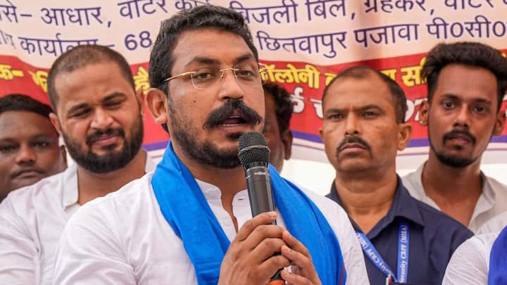 यूपी तक की रिपोर्ट के अनुसार अदालत ने कहा कि दुकानदारों को अपना नाम या पहचान बताने की जरूरत नहीं है. वहीं सुप्रीम कोर्ट के फैसले को लेकर राजनीतिक प्रतिक्रियाओं का दौर भी जारी है. हर ओर बस इसी बात की चर्चा है. विपक्षी पार्टियों ने इस मुद्दे को लेकर सरकार पर निशाना साधना शुरू कर दिया है. भीम आर्मी चीफ चंद्रशेखर आजाद ने निशाना तो साधा साथ ही सोशल मीडिया प्लेटफॉर्म एक्स पर भी हल्ला बोल दिया.