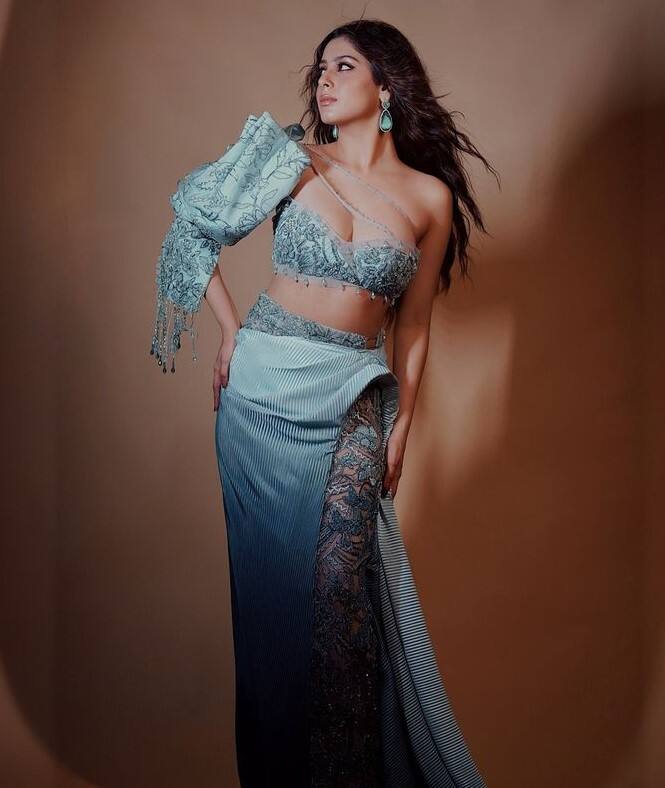 તેણે ટીવી ઈન્ડસ્ટ્રીમાં ઘણું નામ કમાવ્યું છે. અભિનેત્રીએ ટીવીના સૌથી વિવાદાસ્પદ રિયાલિટી શો બિગ બોસમાં પણ ભાગ લીધો હતો. જ્યાં તે પોતાની પર્સનલ લાઈફને લઈને હેડલાઈન્સમાં રહી હતી. હવે આ અભિનેત્રી ઈન્ટિમેટ સીન્સને લઈને પોતાના નિવેદનને લઈને ચર્ચામાં છે. તમે ઓળખ્યા?