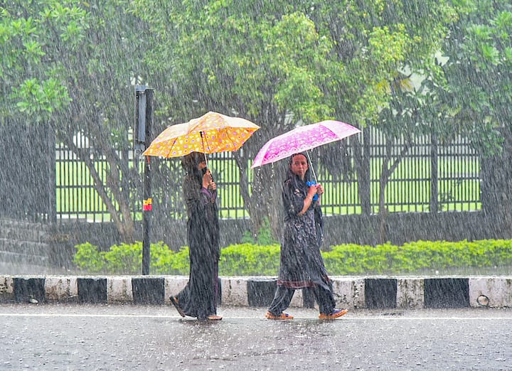 पटना, बेगूसराय, खगड़िया, नालंदा, गया, नवादा, पूर्वी चंपारण, पश्चिमी चंपारण और सारण में कुछ समय के लिए बादल छाए रहेंगे. एक-दो जगहों पर बिजली चमकने के साथ बहुत हल्की वर्षा की संभावना बन रही है. इन जिलों में एक दो स्थानों पर वज्रपात की भी संभावना है.