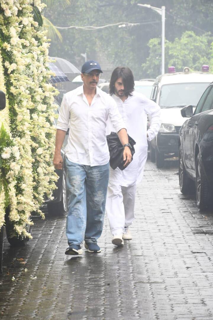 शोकाकुल परिवार को ढांढस बंधाने के लिए जावेद जाफरी भी भारी बारिश के बीच पहुंचे थे.