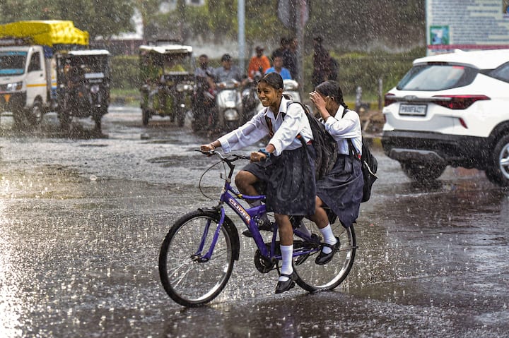 राजधानी पटना में 0.2 डिग्री की बढ़ोतरी के साथ अधिकतम तापमान 35.5 डिग्री सेल्सियस रहा. किसी जिले में 35 डिग्री से नीचे तापमान नहीं रहा.