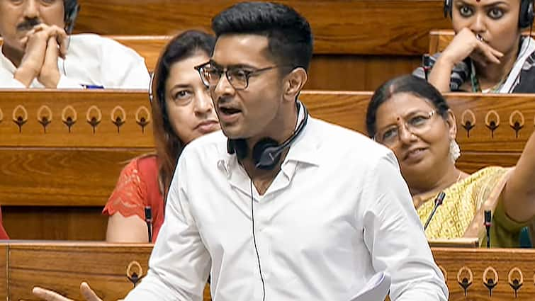 TMC MP Abhishek Banerjee and Lok Sabha Speaker Om Birla heated discussion on Jawaharlal Nehru demonetization Abhishek Banerjee Vs Om Birla: 'कुर्सी की पेटी बांध लीजिए...', लोकसभा में TMC सांसद अभिषेक बनर्जी और स्पीकर के बीच तीखी नोकझोंक