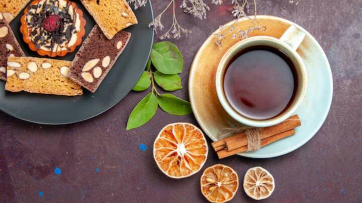 ছুটির দিনে ভাত ঘুমের পর বিকেল ৪টে-৫টা চা বা কফির কাপ চাই-ই চাই! এখনই ত্যাগ করুন এই অভ্যাস। রাতে ঘুমাতে যাওয়ার ছয় ঘণ্টা আগে থেকে ক্যাফিন পান বন্ধ রাখলে ভাল ঘুম হয় বলে মত বিশেষজ্ঞদের। এতে হজমের সমস্যাও হবে না। তাই বিকেল ৪টের পর চা-কফি পান বন্ধ করে দেওয়া উচিত বলে মত বিশেষজ্ঞদের।