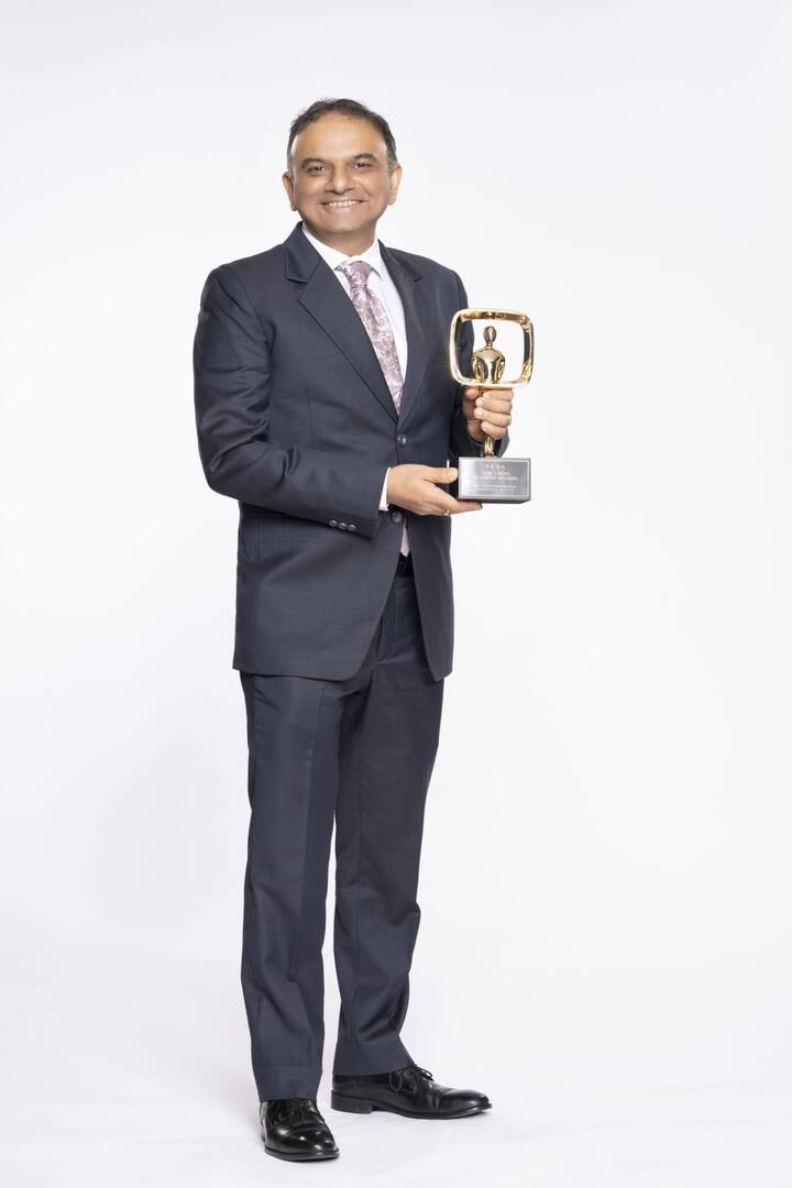 హిందీతో పాటు ప్రాంతీయ భాషల్లో డిజిటల్ ప్లాట్ఫార్మ్స్లో వీక్షకులను ఆకట్టుకుని విజయాలు సాధించిన వెబ్ సిరీస్, సినిమాలకు నెక్సా స్ట్రీమింగ్ అకాడమీ అవార్డులు అందజేసింది. ఇటీవల ముంబైలో ఈ వేడుక జరిగింది. సౌత్ ఇండియన్ ఇంటర్నేషనల్ మూవీ అవార్డ్స్ (SIIMA) భాగస్వామ్యంతో జరిగిన ఆ వేడుకలో హండ్రెడ్ పర్సెంట్ తెలుగు ఓటీటీ ఆహా సత్తా చాటింది. మొత్తం 13 విభాగాల్లో సత్తా చాటింది.బెస్ట్ రీజనల్ ఓటీటీ ప్లాట్ఫార్మ్ అవార్డుతో పాటు గాడ్ ఆఫ్ మాసెస్, నట సింహం నందమూరి బాలకృష్ణ హోస్ట్ చేసిన 'అన్స్టాపబుల్ సీజన్ 2' బెస్ట్ నాన్ ఫిక్షన్ స్పెషల్ షో అవార్డు అందుకుంది. ఈ రెండు కాకుండా మరో 11 అవార్డులను తన ఖాతాలో వేసుకుంది.