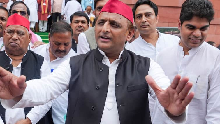 Akhilesh Yadav big attack before the bill in Parliament Waqf Board bill 'वक्फ बोर्ड’ बस एक बहाना है, जमीन बेचना...' संसद में विधेयक से पहले अखिलेश यादव ने BJP को दिया नया 'नाम'