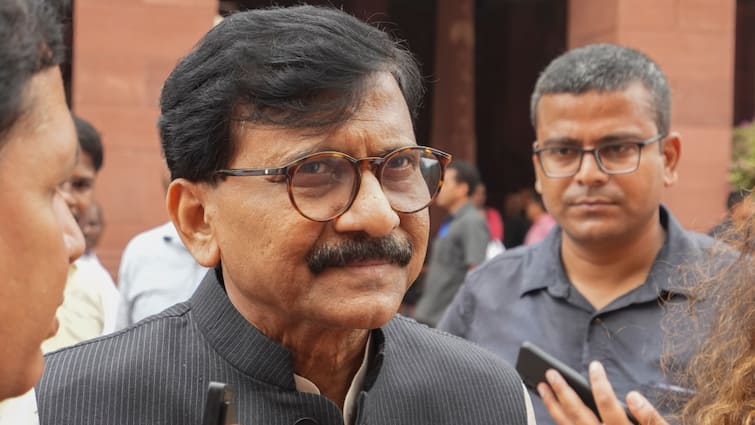 Sanjay Raut Shiv Sena UBT Claimed Argument Between Ajit Pawar And Girish Mahajan Over Fund Allocation Maharashtra 'क्या जमीन बेचकर...', गिरीश महाजन पर भड़के डिप्टी CM अजित पवार, संजय राउत का बड़ा दावा