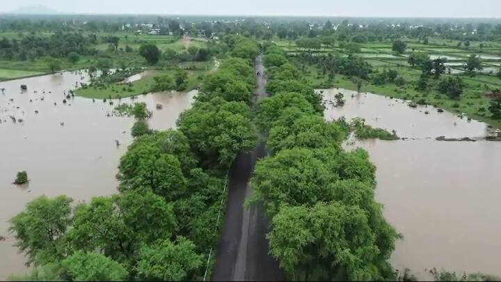 परिणामी अनेक नदी नाले ओसंडून वाहू लागल्याने अनेक नदीनाल्याच्या काढच्या गावांना सतर्कतेचा इशारा देण्यात आला आहे. सोबत अनेक गावांची मुख्य शहरांशी संपर्क तुटल्याची माहिती आता समोर येऊ लागली आहे.