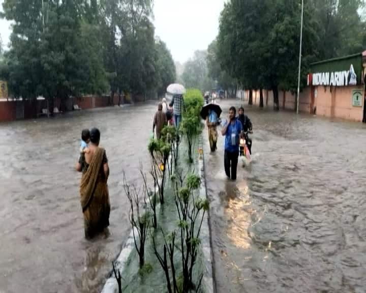 वडोदरा में जिधर देखो, पानी ही पानी है। सड़कों पर समुद्र जैसा माहौल बन गया है.