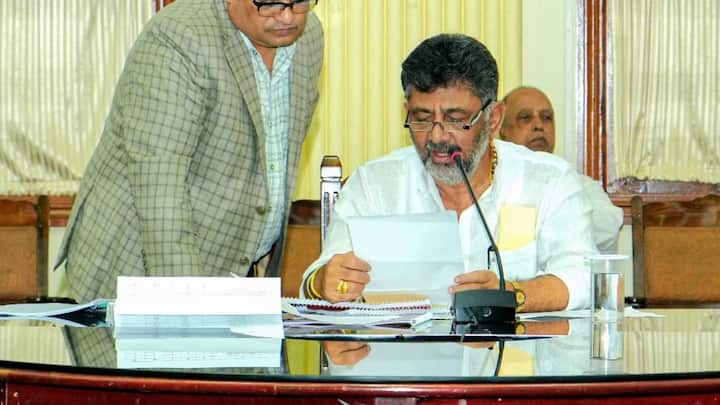ठीक इसी तरह कर्नाटक के डिप्टी सीएम भी यही चाहते हैं कि कावेरी की आरती वाराणसी गंगा आरती की तरह हो. कावेरी की आरती वाला आइडिया एक मास्टर स्ट्रोक की तरह देखा जा रहा है. इस आरती के शुरू होने से कावेरी नदी पर कर्नाटक का एकाधिकार और मजबूत हो जाएगा. डीके शिवकुमार का आईडिया लाइफ लाइन से आस्था, पर्यटन और रोजगार को जोड़ता है.
