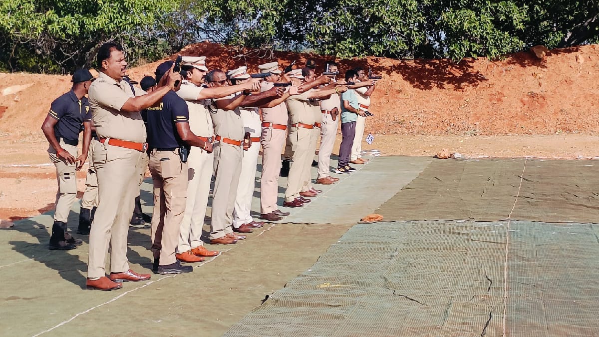 துப்பாக்கி சுடும் போட்டி- தூத்துக்குடி நகர ஏ.எஸ்.பி முதலிடம்- இரண்டாம் இடம் பிடித்தார் டி.ஐ.ஜி