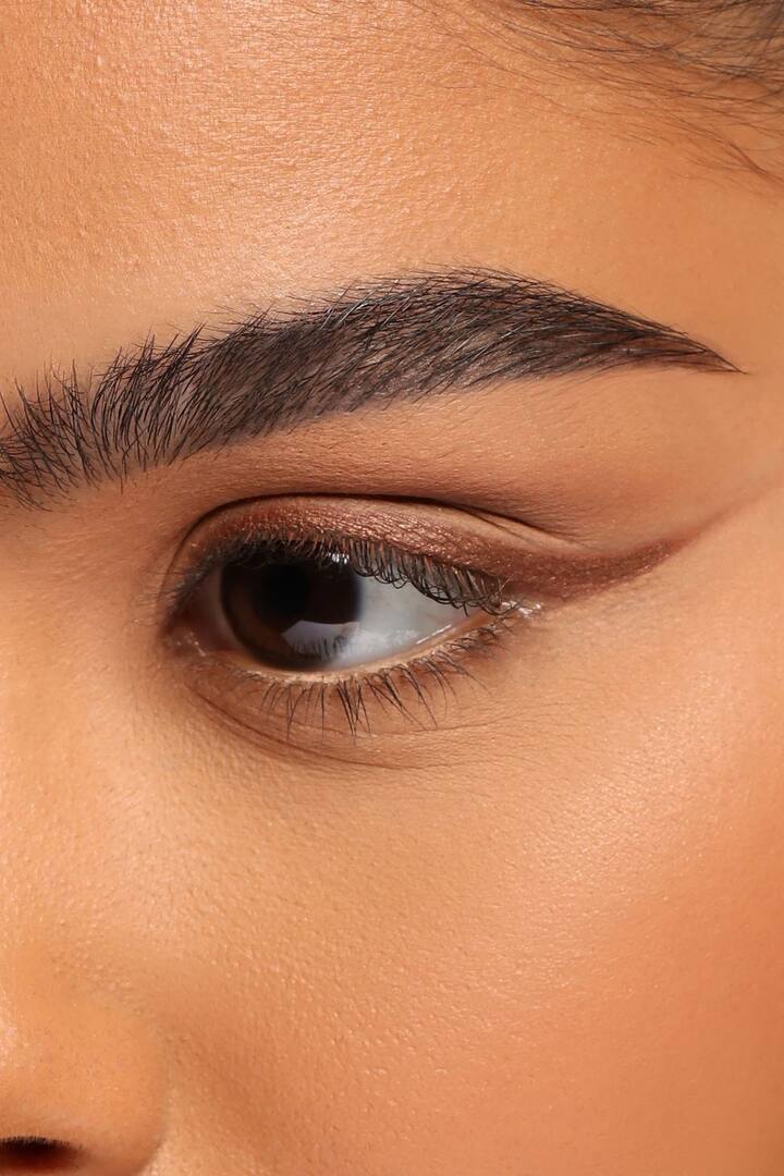 Waterproof Eye Makeup: Choose waterproof and smudge-proof eyeliners and mascaras to prevent them from running or smearing due to rain or humidity. This will help your eye makeup stay intact throughout the day. Look for water-resistant mascaras and eyeliners. You can also opt for water-resistant eyebrow definers to define the sparse spaces and the look of the eyes.