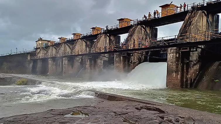 Khadakwasla Dam doors open water released in Mutha River due to heavy rain in Pune Khadakwasla Dam in Pune: पुणेकरांसाठी महत्त्वाची बातमी; खडकवासला धरणाचे दरवाजे उघडले, नागरिकांना सतर्कतेच्या सूचना