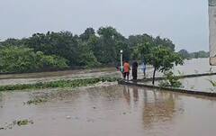 Rain: સુરતમાં વરસાદી તબાહી, મીંઢોળા નદી ગાંડીતૂર બનતા પાણી લોકોના ઘરોમાં ઘૂસ્યા, ઘરવખરી તરતી થઇ...