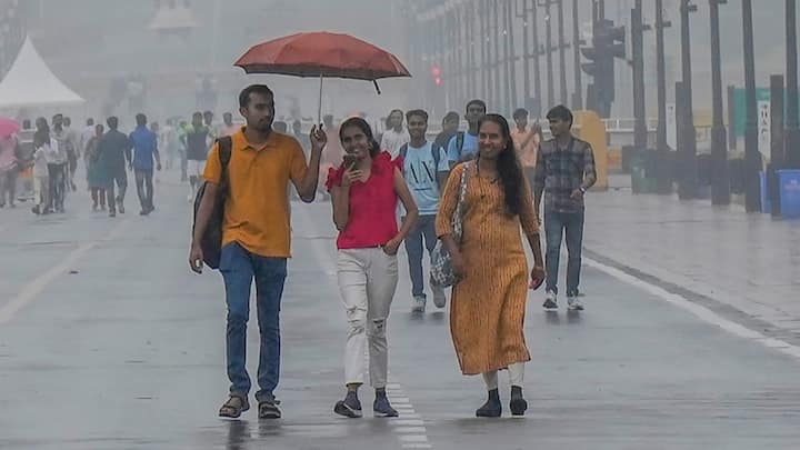 Delhi Weather Update: मौसम विभाग के मुताबिक बुधवार को दिन के समय दिल्ली एनसीआर में औसत बारिश होने की संभावना है. इस दौरान तापमान सामान्य बना रहेगा.