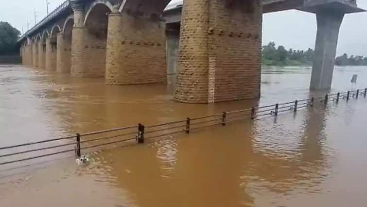 Sangli Rain News Increase in water level of Warna and Krishna rivers Evacuation of citizens to safe places Sangli Rain News: वारणा आणि कृष्णा नद्यांच्या पाणी पातळीत वाढ; नागरिकांचं सुरक्षित स्थळी स्थलांतर, अलमट्टीतून विसर्ग करून महापुरावर नियंत्रण आणण्याचा प्रयत्न