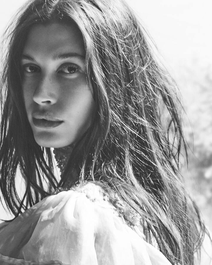 Hailey and Justin announced their pregnancy in May of this year through a beautiful Hawaii photo shoot.