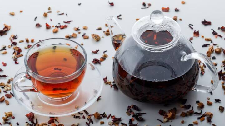 রাতে খাওয়ার পর যদি গ্রিন টি-র কাপে চুমুক দিতে ইচ্ছে করে, অভ্যাস ত্যাগ করুন। এতে উচ্চ রক্তচাপের সমস্যাও দেখা দিতে পারে। সকালে শরীরচর্চার আগে বা পরে গ্রিন টি পান করতে পারেন। শরীরচর্চার আগে গ্রিন টি পান করলে তাড়াতাড়ি মেদ ঝরে।