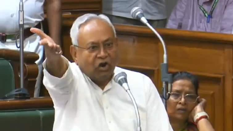 BIHAR Opposition protest in Bihar assembly during monsoon session NITISH KUMAR Bihar Monsoon Session: 'कुछ जानती हो जो बोल रही हो...', विपक्ष की महिला सदस्य पर भड़क गए सीएम नीतीश कुमार