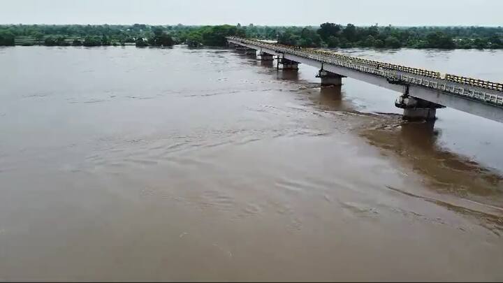 मध्यप्रदेश आणि गोसीखुर्द धरणाच्या पाणलोट क्षेत्रामध्ये मुसळधार पाऊस होत आहे. त्यामुळं मध्यप्रदेशातील पुजारी टोला, संजय सरोवर या धरणाचे दरवाजे उघडण्यात आले आहेत. आणि त्याचं पाणी महाराष्ट्राच्या सीमेतील भंडारा जिल्ह्यातील बावनथडी प्रकल्पाच्या माध्यमातून वैनगंगा नदीत प्रवाहित होत आहे.