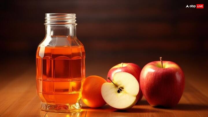 Apple Cider Vinegar: अगर आप भी अपने चेहरे को खूबसूरत और चमकदार बनाना चाहते हैं, तो इस खास एप्पल साइडर विनेगर का इस्तेमाल कर सकते हैं. यह स्किन के लिए भी काफी फायदेमंद माना गया है.