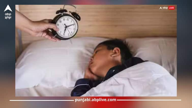 parenting tips child wakes up late in morning then follow these tips read this Parenting Tips: ਜੇਕਰ ਤੁਹਾਡਾ ਬੱਚਾ ਦੇਰ ਰਾਤ ਤੱਕ ਮੋਬਾਈਲ ਦੀ ਵਰਤੋਂ ਕਰਨ ਤੋਂ ਬਾਅਦ ਸਵੇਰੇ ਦੇਰ ਨਾਲ ਉੱਠਦਾ, ਤਾਂ ਰੌਲਾ ਪਾਉਣ ਦੀ ਬਜਾਏ ਕਰੋ ਇਹ ਕੰਮ