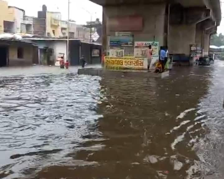 वडोदरा के छानी इलाके में दुकानों में पानी भर गया है. कई सोसायटियों में घरों में पानी घुस गया है.