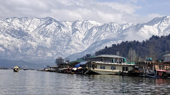 Kashmir Tourism: జమ్మూ కశ్మీర్ లోని శ్రీనగర్ కు టూరిస్ట్ హబ్ ఆఫ్ ఇండియా లిస్ట్‌లో ప్రధాన స్థానం దక్కుతుంది. శ్రీనగర్ కు దగ్గర్లోని దాల్ సరస్సు జమ్మూ కశ్మీర్ లోనే రెండో అతిపెద్ద సరస్సుగా ఉంటుంది.