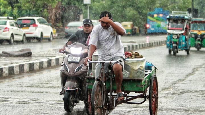 পাশাপাশি হাওয়া অফিস জানিয়েছে, আগামীকাল কলকাতায়  ২৬ থেকে ৩৪ ডিগ্রি তাপমাত্রা থাকতে পারে বলে পূর্বাভাস। আকাশ মেঘলা থাকার সম্ভাবনা রয়েছে। হালকা বৃষ্টি হতে পারে বলে খবর। 