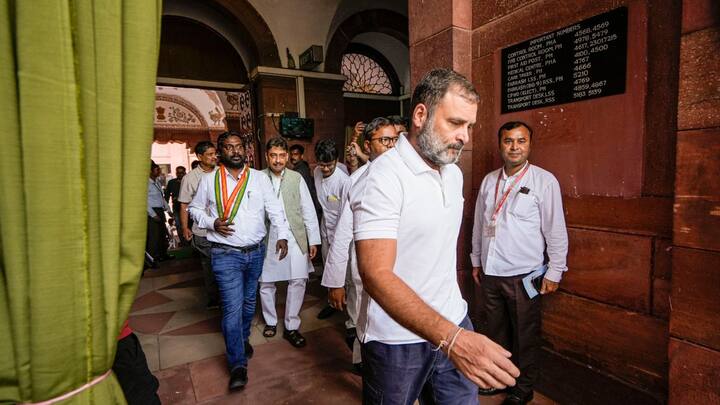 लोकसभा चुनाव में यूपी की जनता की तरफ से मिले जनाधार से जहां कांग्रेस और समाजवादी पार्टी गठबंधन का जोश हाई है तो वहीं भाजपा के लिए सीटों का समीकरण भी सिर दर्द बन गया. राज्य में कुछ वक्त बाद 10 विधानसभा सीटों पर उपचुनाव होने हैं. बीजेपी चुनाव से पहले ही परफॉर्मेंस को सुधारने का रास्ता निकल रही है. वहीं कांग्रेस भी नई स्ट्रेटजी तैयार कर रही है.