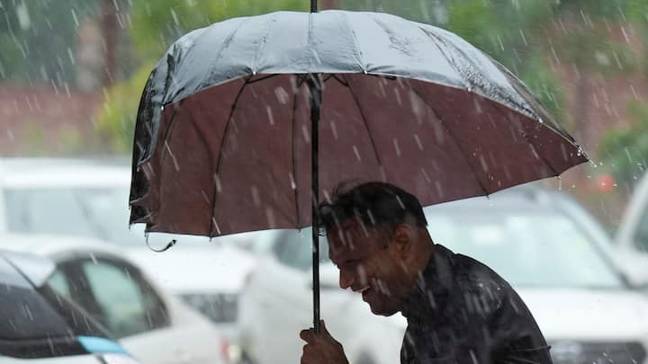সপ্তাহের প্রথম দিনই ভারী বৃষ্টির সতর্কতা ছিল দক্ষিণ ২৪ পরগনা, পূর্ব ও পশ্চিম মেদিনীপুর, পুরুলিয়া, বাঁকুড়া, এই ৫ জেলায়।