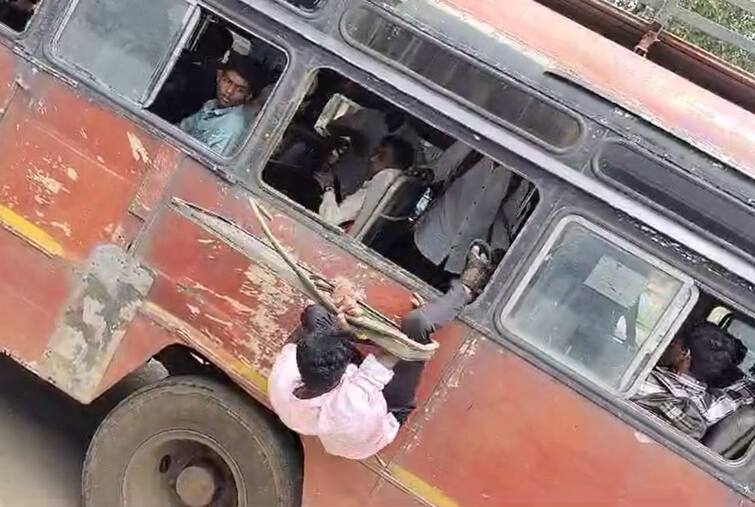 Viral Video News Student attempts to board ST bus through window, student falls down Viral Video : खिडकीतून ST बसमध्ये चढण्याचा प्रयत्न, विद्यार्थी खिडकीसहीत कोसळला, बसची दुरावस्था समोर