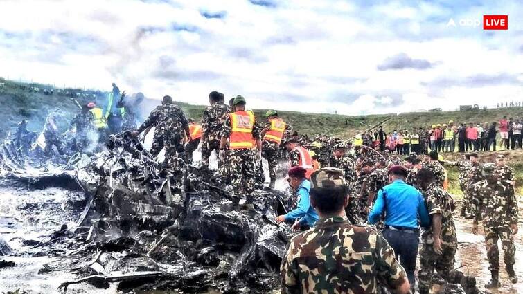 Nepal Plane Crash Pilot is lone survivor while take off 19 people were on board 18 passengers died in kathmandu Nepal Plane Crash: नेपाल प्लेन हादसे में सिर्फ पायलट की बची जान, क्रैश में 18 की मौत, जानें कैसे गिरा प्लेन