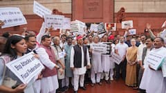 Akhilesh-Rahul News: इंडिया ब्लॉक के नेताओं संग संसद पहुंचे राहुल और अखिलेश, हाथों में पकड़े बैनर फिर किया कुछ ऐसा