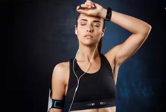 પરસેવો એ આપણા શરીરની નેચરલ પ્રક્રિયા છે, જ્યારે આપણું શરીર ગરમ થાય છે ત્યારે પરસેવાની ગ્રંથીઓ સક્રિય થઈ જાય છે અને પરસેવો આવવા લાગે છે. આ પ્રક્રિયા શરીરના તાપમાનને કંન્ટ્રોલ કરવામાં મદદ કરે છે. આ સિવાય જ્યારે આપણે કસરત કરીએ છીએ ત્યારે આપણા શરીરમાંથી પણ પરસેવો આવે છે જેના કારણે શરીરની અંદરની ગરમી બહાર નીકળી જાય છે.