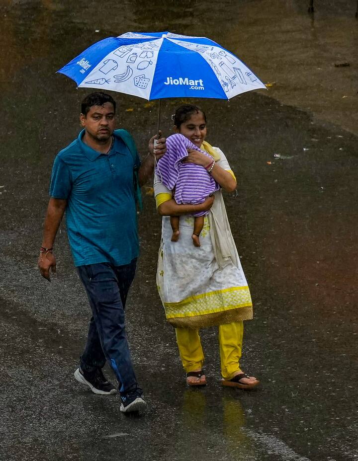 दिल्ली में बुधवार को बादल छाए रहेंगे. साथ ही गरज के साथ बाहर होने की भी संभावना है.