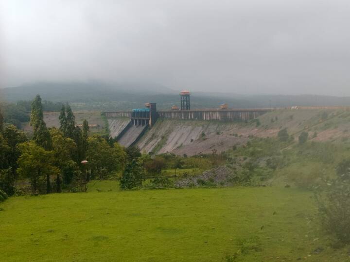 आज कोल्हापूर शहराला लागून असलेला कळंबा तलाव ओव्हर फ्लो झाला. त्यामुळे आता सांडव्यावरून पाणी वाहत असल्याने ते पाणी सुद्धा शहराच्या दिशेनं वाहत जात आहे.