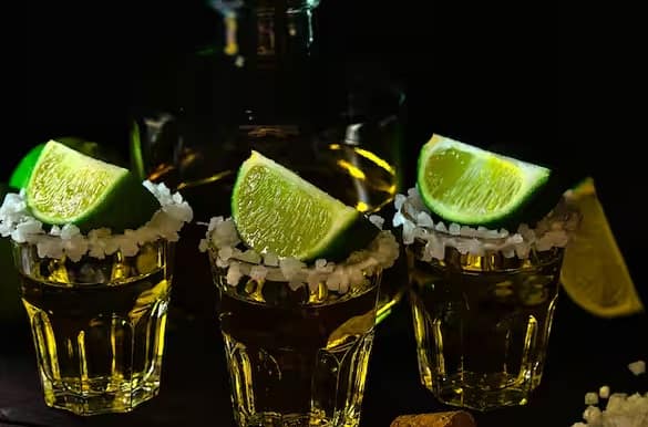 National Tequila Day When is National Tequila Day Here are specials top selling brands National Tequila Day: શું આટલા શૉટથી વધુ ટકીલા પીવાથી થઇ શકે છે મોત, જાણો શું કહે છે નિષ્ણાંતો?