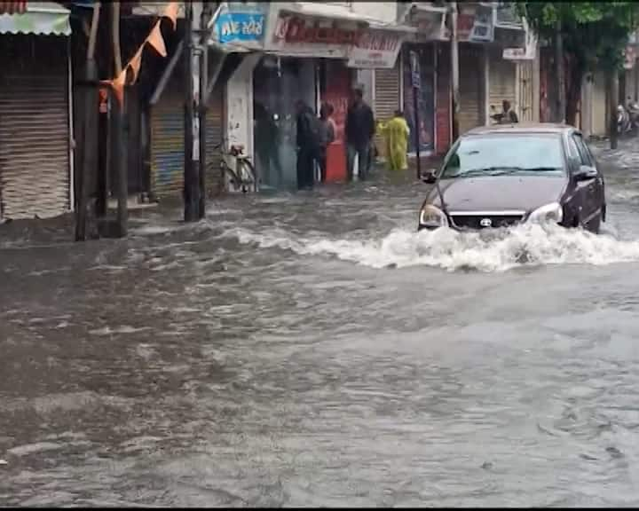 छह इंच बारिश से वडोदरा जलमग्न हो गया है। शहर के कई परिसरों में पानी भर गया है.