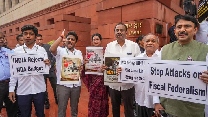 यूपी तक की रिपोर्ट के मुताबिक इंडिया गठबंधन के लोग मोदी सरकार पर भेदभाव के गंभीर आरोप लगाने लगे. अखिलेश यादव ने बजट के दौरान उत्तर प्रदेश में आई बाढ़ का जिक्र नहीं होने पर भी निशाना साधा तो वहीं बिहार को मिले बजट पर भी तल्ख टिपानिया की.