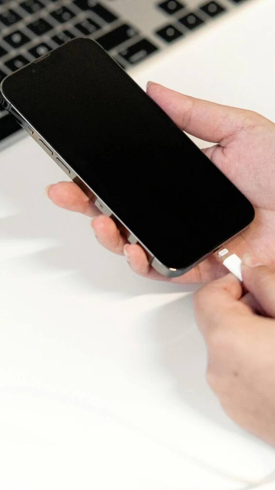 స్మార్ట్ ఫోన్ ఛార్జింగ్ పెట్టినప్పుడు ఈ తప్పులు అస్సలు చేయకండి!