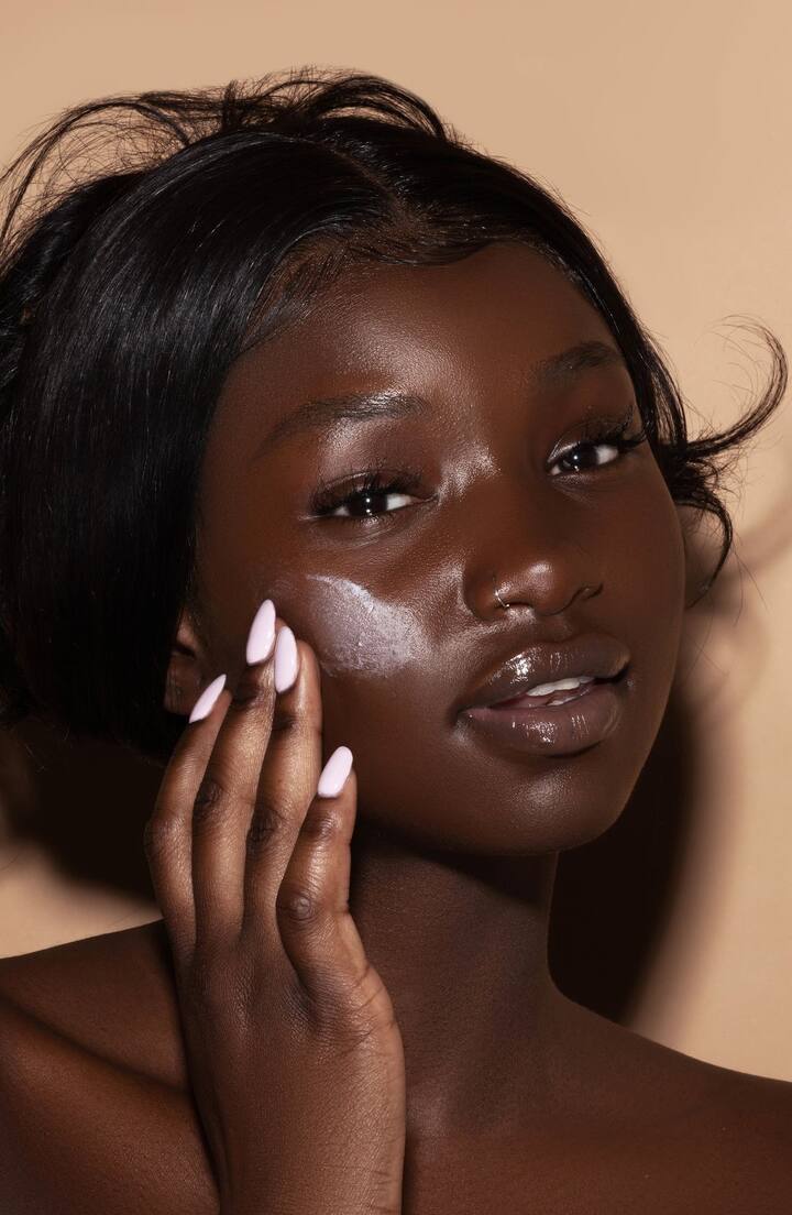 Primer is Key: Apply an easy-to-blend, gel-textured mattifying primer before your makeup, to create a smooth base and control excess oil. This will help your makeup last longer and prevent it from melting or smudging.