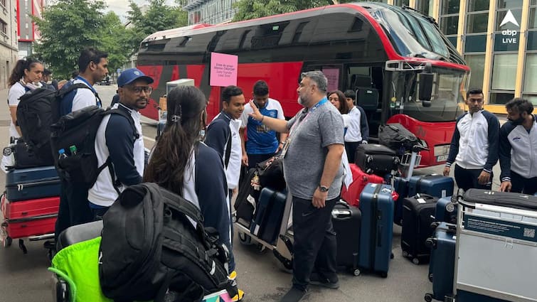 What contains in Indian team kit bags for Paris Olympics 2024 revealed watch video Paris Olympics 2024: একাধিক জার্সি থেকে বুট, ফেডারেশনের ভারতীয় অলিম্পিয়ানদের দেওয়া স্যুটকেসে আর কী কী রয়েছে?