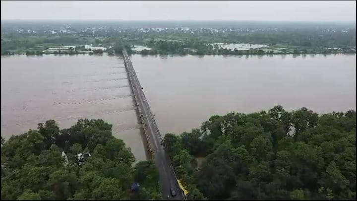 सध्या गोसीखुर्द धरणातून मोठ्या प्रमाणात पाण्याचा विसर्ग करण्यात येत आहे. अनेक गावांचा अजूनही संपर्क तुटला असून प्रशासन आणि स्वयंसेवी संस्थेच्या वतीनं मदत दिली जात आहे. प्रशासनानं नदीकाठच्या रहिवाशांना सतर्कतेचा इशारा दिला आहे.