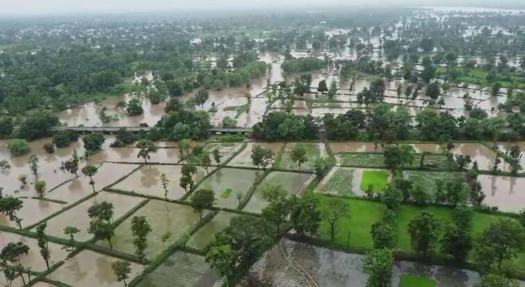 Vidarbha Rain Update heavy rain in vidarbha life disrupted many roads closed due to heavy rain maharashtra marathi news Heavy Rain : पूर्व विदर्भात पावसाचा पुन्हा जोर वाढला! महाराष्ट्र - मध्यप्रदेशसह शेकडो गावांचा संपर्क तुटला; नागरिकांना सतर्कतेचा इशारा 