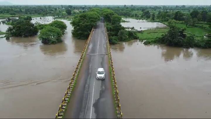 गोंदिया जिल्ह्यात सलग सहा दिवसापासून सुरु असलेल्या पावसामुळे महाराष्ट्र-मध्यप्रदेश सीमेवरून वाहणारी वैनगंगा नदी दुथडी भरून वाहत आहे.