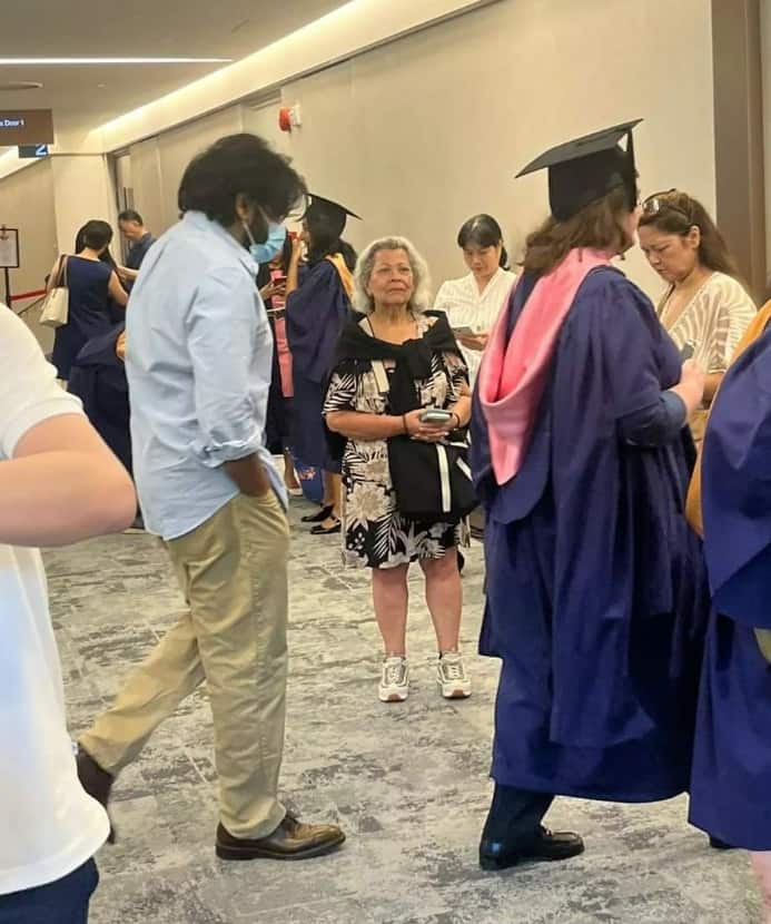 खास मौके पर पत्नी का उत्साह बढ़ाने के लिए काम से ब्रेक लेकर पवन कल्याण सिंगापुर पहुंचे थे.