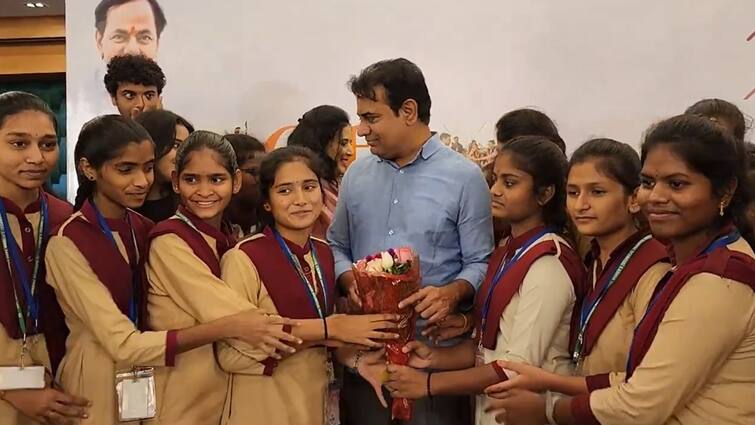 KTR distributes laptops to all students who is in state home Hyderabad on his birthday KTR News: కేటీఆర్ బర్త్ డే స్పెషల్ - ఆ పిల్లలకు ల్యాప్ టాప్‌ల పంపిణీ