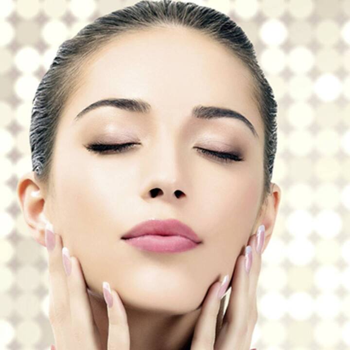 ਚਮੜੀ ਨੂੰ ਖੁਸ਼ਕ ਹੋਣ ਤੋਂ ਬਚਾਉਣ ਲਈ ਹਮੇਸ਼ਾ ਕੈਮੀਕਲ ਜਾਂ ਅਲਕੋਹਲ ਮੁਕਤ ਕਲੀਂਜ਼ਰ ਦੀ ਵਰਤੋਂ ਕਰਨੀ ਚਾਹੀਦੀ ਹੈ। ਕਦੇ ਵੀ ਗਲਾਈਕੋਲਿਕ ਐਸਿਡ ਜਾਂ ਸੇਲੀਸਾਈਲਿਕ ਐਸਿਡ ਵਾਲੇ ਕਲੀਨਜ਼ਰ ਦੀ ਵਰਤੋਂ ਨਾ ਕਰੋ ਕਿਉਂਕਿ ਉਹ ਚਮੜੀ ਨੂੰ ਹੋਰ ਨੀਰਸ ਅਤੇ ਖੁਸ਼ਕ ਬਣਾ ਸਕਦੇ ਹਨ। ਇਸ ਤੋਂ ਇਲਾਵਾ ਤੁਸੀਂ ਸ਼ਹਿਦ, ਗੁਲਾਬ ਜਲ, ਐਲੋਵੇਰਾ, ਗਲਿਸਰੀਨ ਬੇਸਡ ਕਲੀਨਜ਼ਰ ਵੀ ਚੁਣ ਸਕਦੇ ਹੋ।